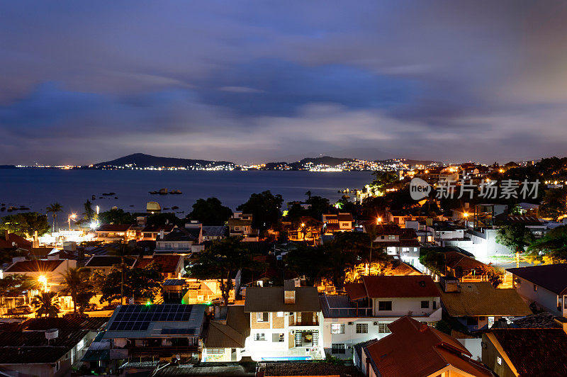 在Florianópolis Coqueiros附近的海滩夜景